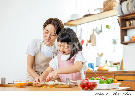 料理をする親子 93547016