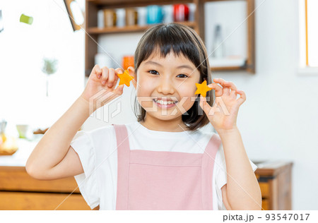 型抜きしたにんじんを持つ女の子 93547017