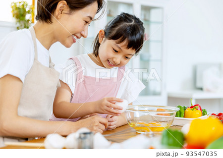親子で料理をする 93547035