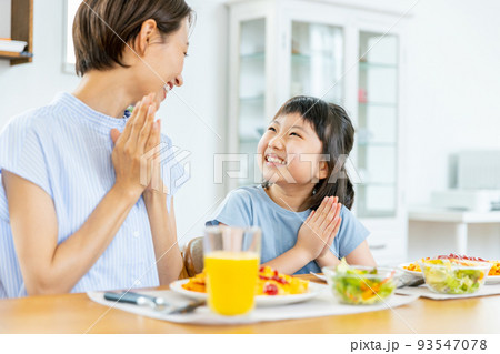 ご飯を食べる親子 93547078