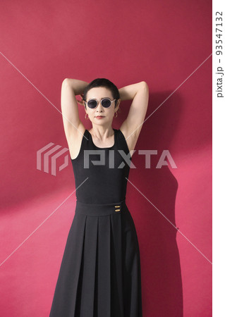 サングラスの女性 サングラスの女性 93547132
