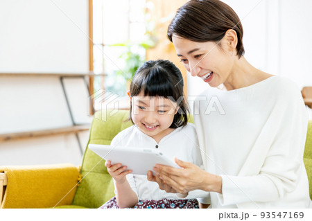 親子でタブレットを操作する 93547169