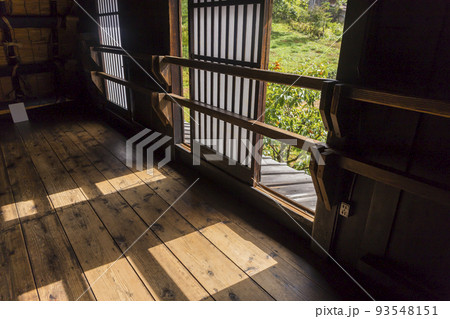 白川郷　合掌造り　窓　家内　木造　室内　和室　板の間　雨戸　格子 93548151