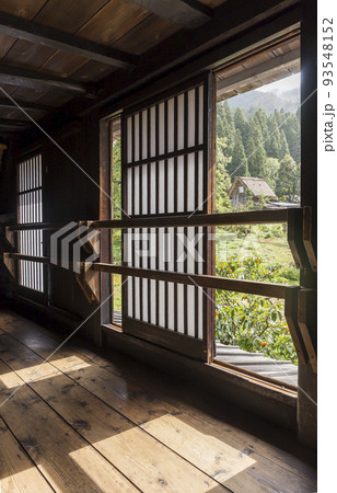 白川郷 合掌造り 窓 家内 木造 室内 和室 板の間 雨戸 格子 白川郷 合掌造り 窓 家内 木造 室内 和室 板の間 雨戸 格子 93548152