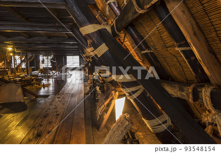白川郷　合掌造り　窓　家内　木造　室内　和室　板の間　雨戸　格子 93548154