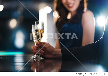 バーで飲み交わす男女 バーで飲み交わす男女 93548364