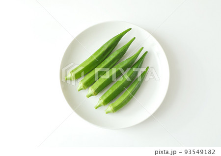 お皿に乗せたオクラ 93549182