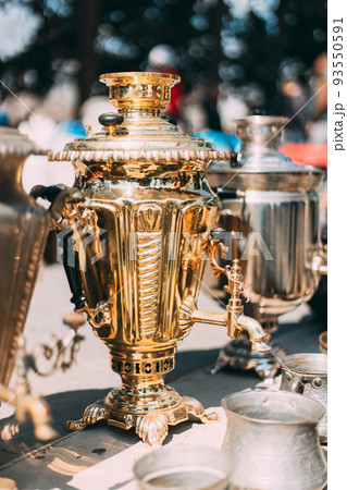 Shiny Bright Traditional Russian Samovar At Flea Market. Tea Party Concept And Hospitality. Vintage Copper Samovar. Since Ancient Times In Russia, All Guests Were Offered To Drink Tea From A Samovar 93550591