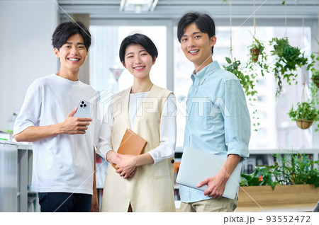 オフィスでミーティングする若いITエンジニアのビジネスチーム 93552472