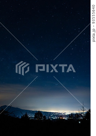 八ヶ岳　編笠山の展望台から見える甲府盆地の夜景と満天の星空　山梨県 93555640