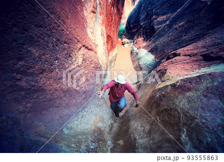 Slot canyon 93555863
