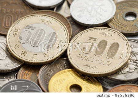 お金のアップ　新旧五百円玉 93556390