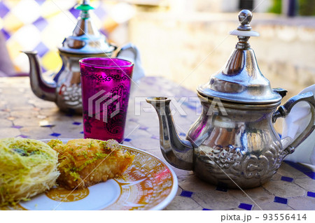 モロッコのティーポットで飲むモロカンミントティーとアラブ菓子 93556414