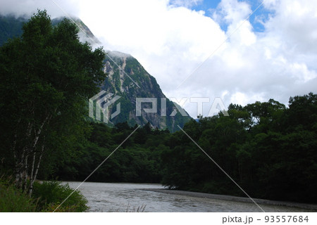 山中湖のキャンプ場と富士山 93557684