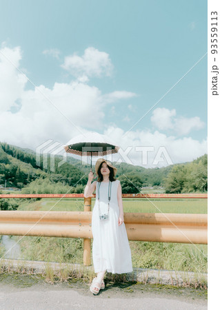 ワンピース姿の女性と夏空 ワンピース姿の女性と夏空 93559113