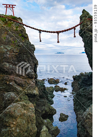 長崎県/ 夫婦岩とその間に見える「軍艦島(端島)」 長崎県/ 夫婦岩とその間に見える「軍艦島(端島)」 93559139
