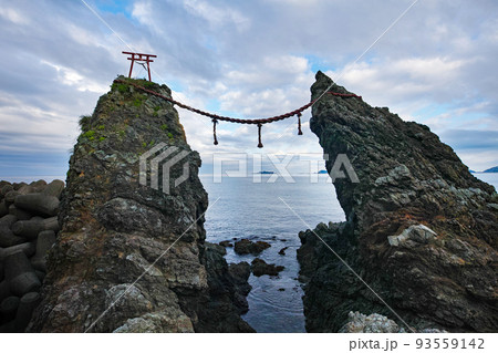 長崎県/ 夫婦岩とその間に見える「軍艦島（端島）」 93559142