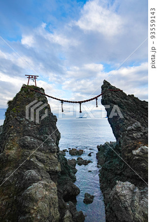 長崎県/ 夫婦岩とその間に見える「軍艦島(端島)」 長崎県/ 夫婦岩とその間に見える「軍艦島(端島)」 93559143