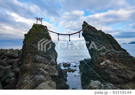 長崎県/ 夫婦岩とその間に見える「軍艦島（端島）」 93559144