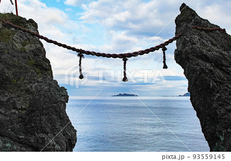 長崎県/ 夫婦岩とその間に見える「軍艦島（端島）」 93559145