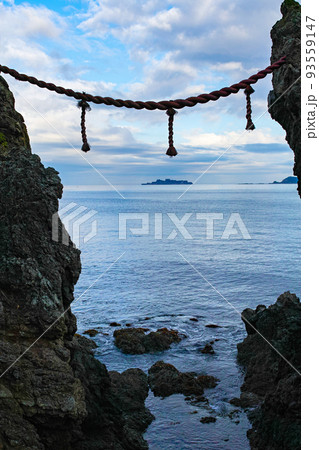長崎県/ 夫婦岩とその間に見える「軍艦島(端島)」 長崎県/ 夫婦岩とその間に見える「軍艦島(端島)」 93559147