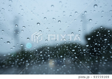 梅雨の日に車の窓ガラスについた雨粒 93559169