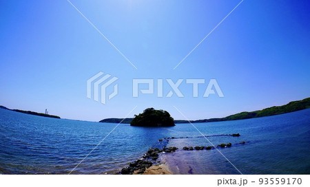 魚眼レンズで撮影した満潮時の参道が冠水する小島神社がある島 93559170