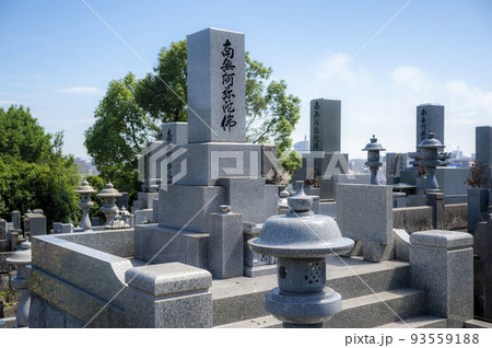 高台にある日本の典型的なお墓 93559188