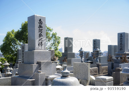高台にある日本の典型的なお墓 高台にある日本の典型的なお墓 93559190