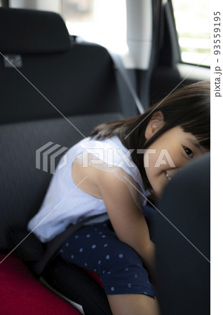 車のチャイルドシートに座る5歳の女の子 93559195