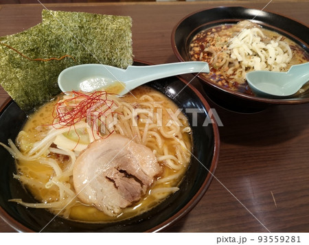 味噌ラーメンとカレーラーメン 味噌ラーメンとカレーラーメン 93559281