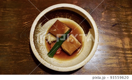 沖縄の伝統料理であるてびち(豚の角煮) 沖縄の伝統料理であるてびち(豚の角煮) 93559620