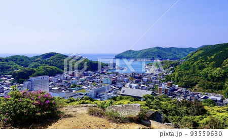 対馬市厳原の清水山城から見える街並み 93559630
