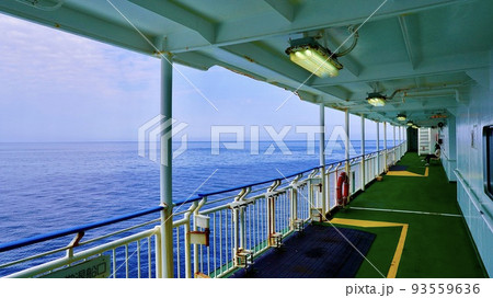 フェリーきずなから見える大海原と船内 フェリーきずなから見える大海原と船内 93559636