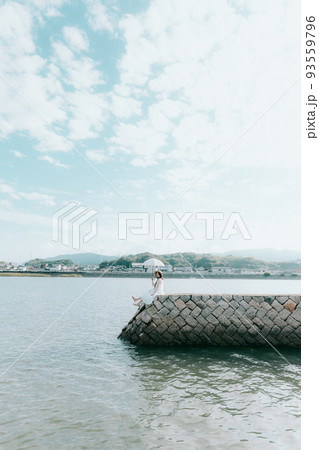 ワンピース姿の女性と夏空 ワンピース姿の女性と夏空 93559796