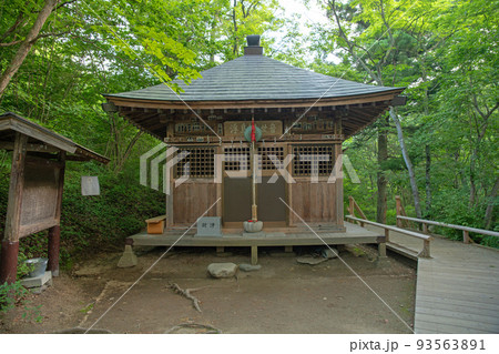 吹割渓谷遊歩道 　浮島観音堂　初夏の風景 93563891