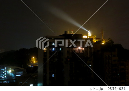 夜のゴア要塞、夜空を照らす灯台の灯り（マカオ） 93564021