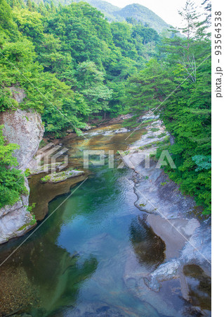 吹割渓谷 吹割橋から上流の眺め 初夏の風景 吹割渓谷 吹割橋から上流の眺め 初夏の風景 93564538