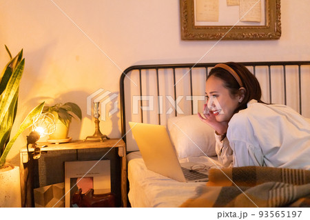 女性　ライフスタイル　夜　 93565197