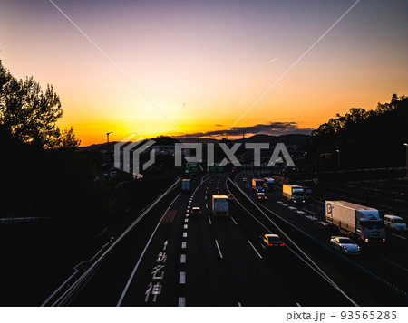 夕焼けに染まる名神高速道路の高槻ジャンクション 夕焼けに染まる名神高速道路の高槻ジャンクション 93565285