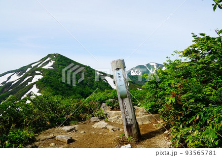 古寺山山頂と小朝日岳と大朝日岳 93565781