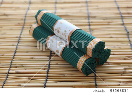 日本の仏教儀式で炊かれる束になった線香 墓参り用品3 93568854