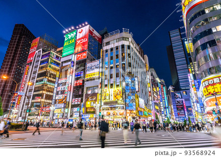 日本の東京都市景観 5週世界最多・死者数2週連続世界2番目。歌舞伎町に向かう多くの人々=8月26日 日本の東京都市景観 5週世界最多・死者数2週連続世界2番目。歌舞伎町に向かう多くの人々=8月26日 93568924