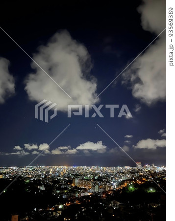 沖縄県雨乞嶽展望台からの夜景 93569389