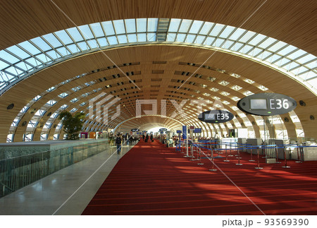 パリのシャルルドゴール空港の旅客ターミナル内部 93569390