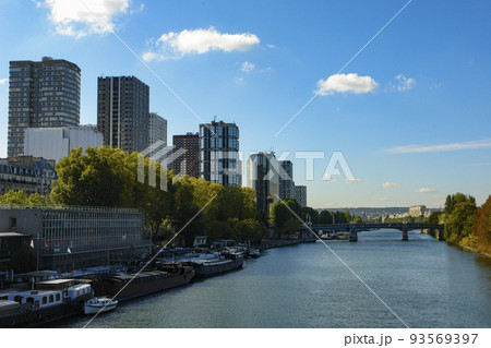 セーヌ川右岸の高層ビル群 93569397