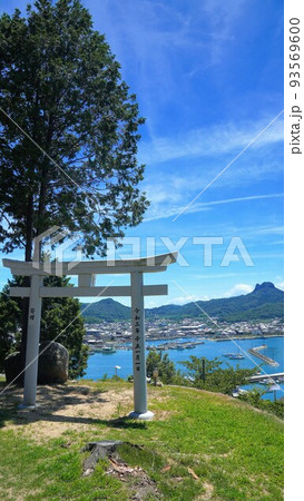 庵治漁港を見下ろす天空の鳥居・皇子神社【香川県高松市庵治町】 庵治漁港を見下ろす天空の鳥居・皇子神社【香川県高松市庵治町】 93569600