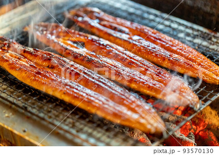 鰻を炭火で蒲焼きにする 93570130