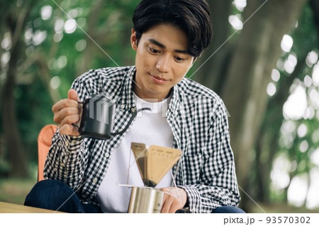 ソロキャンプを楽しむ男性・コーヒーを淹れる男性 ソロキャンプを楽しむ男性・コーヒーを淹れる男性 93570302