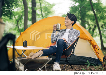 ソロキャンプを楽しむ男性・コーヒーを飲む男性 93570303